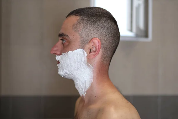 Homme Dans Salle Bain Avec Mousse Raser Sur Visage Prêt — Photo