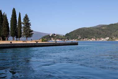 Lepetane, Karadağ - 20 Temmuz 2021 Güneşli bir yaz gününde Lepetane şehir sahilinde ve sahilde güzel manzara