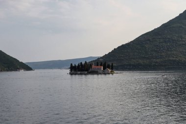 Perast, Karadağ - 20 Temmuz 2021 Kotor Körfezi 'ndeki Katolik manastırı Aziz George