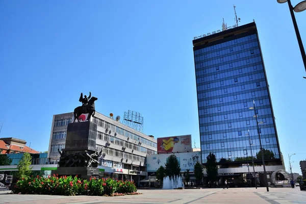 塞尔维亚尼斯 2021年8月8日 在尼斯市的一个阳光明媚的夏日 市中心带着纪念碑和大楼 — 图库照片