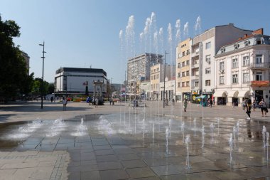 Nis, Sırbistan - 14 Ağustos 2021 Modern çeşme gezisi ve sıcak bir yaz gününde Nis şehrinin merkezinde yürüyen insanlar