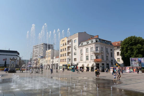 Nis Serbia Agosto 2021 Nueva Fuente Ciudad Nis Pueblos Caminando — Foto de Stock