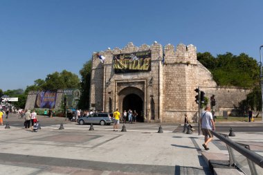 Nis, Sırbistan - 14 Ağustos 2021 Ortaçağ kalesi Niş şehrinde güneşli yaz günü Nisville Caz Festivali için ilan panoları ile