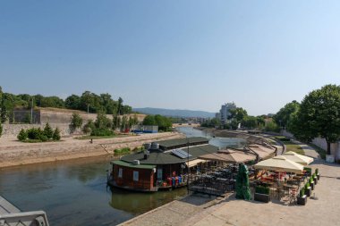 Nis, Sırbistan - 14 Ağustos 2021 Güneşli bir yaz gününde Nisava nehri kıyısındaki Raft restoranı