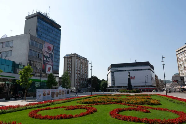 塞尔维亚尼斯 2021年8月14日 尼斯市中心的广场 美丽的公园 阳光明媚的夏日开着红花 — 图库照片