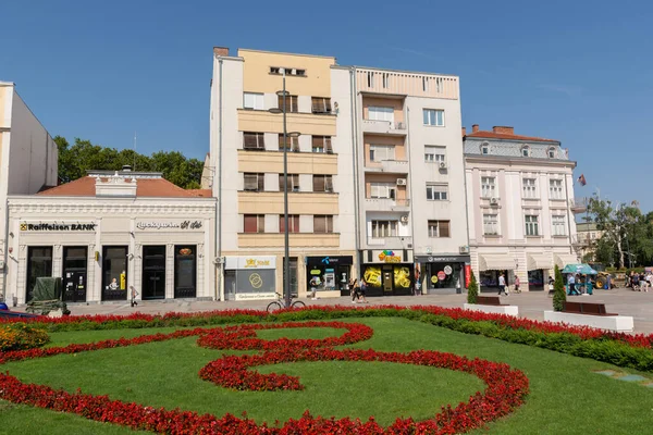 Nis Serbien Augusti 2021 Park Med Röda Blommor Och Gamla — Stockfoto