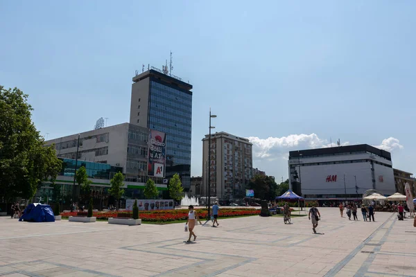 塞尔维亚尼斯 2021年8月14日 一个阳光灿烂的夏日 有铺面地面和人们在尼斯市散步的大城市广场 — 图库照片