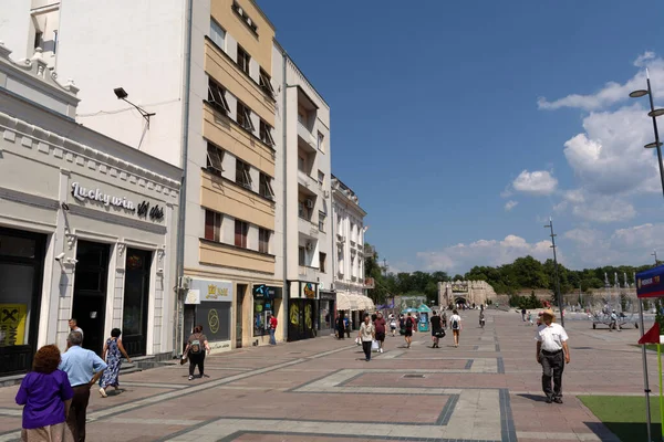 Nis Σερβία Αυγούστου 2021 Άνθρωποι Περπατούν Στον Πλακόστρωτο Δρόμο Στην — Φωτογραφία Αρχείου