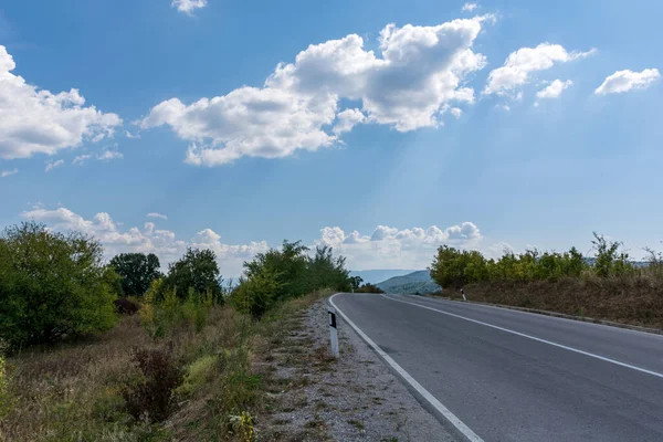 Asphalt Empty Road Mountain Autumn Day White Clouds Sky Beautiful — Stock Photo, Image