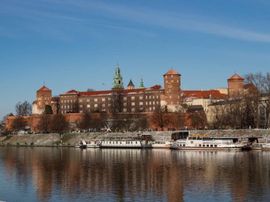 31 / 01 / 2021 - Polonya / Krakow - Vistula Nehri ve Wawel Kalesi üzerindeki en büyük cazibe merkezi. Kış zamanı