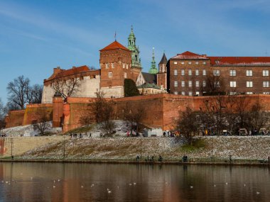 31 / 01 / 2021 - Polonya / Krakow - Vistula Nehri ve Wawel Kalesi üzerindeki en büyük cazibe merkezi. Kış zamanı