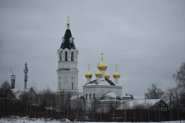 Вид Православную Церковь Колокольню Башню Шуховых Серое Небо Облаками — стоковое фото