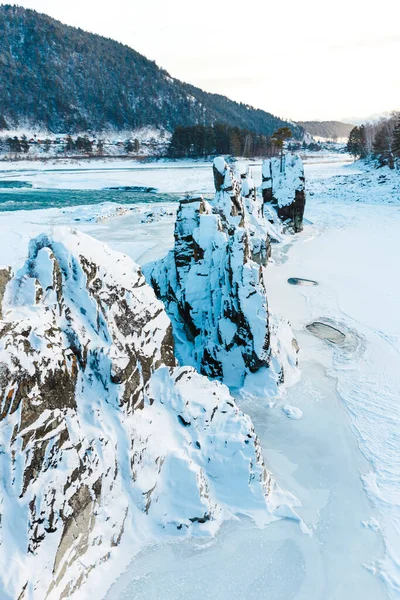 Nehirde kayalar, taşlar ve buzla kaplı kış manzarası. Ağaçlar ve taşlar karla kaplı. — Stok fotoğraf