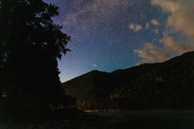 Dağ nehrine yakın bulutlarla Yıldızlı Gök manzarası