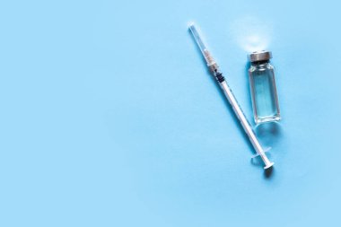 İlaç şişesi ve şırınga. Coronavirus Covid-19 'a karşı aşı seansı ve dokunulmazlık geliştirme. Düz yatıyordu