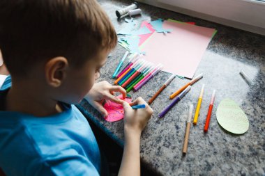 Çocuk Çocuk Paskalya hazırlığı Paskalya yumurtaları ve evde tatil süslemeleri boyayarak