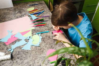 Çocuk Çocuk Paskalya hazırlığı Paskalya yumurtaları ve evde tatil süslemeleri boyayarak