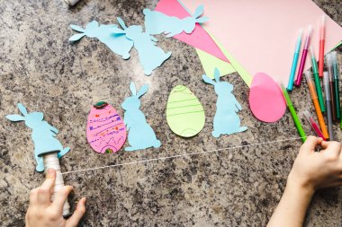 Paskalya yumurtaları ve tatil süslemeleri boyayarak çocuklar için Paskalya hazırlığı.