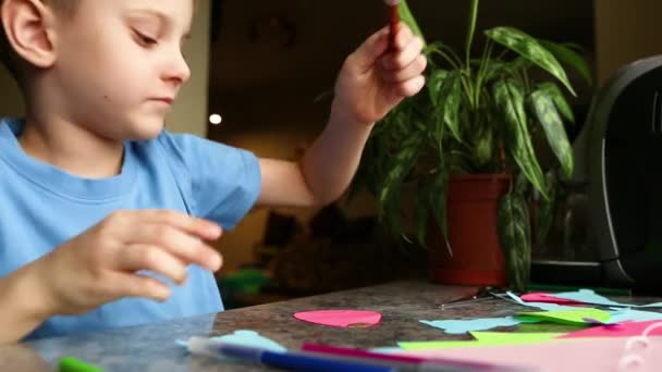 Παιδική προετοιμασία Πάσχα με τη ζωγραφική πασχαλινά αυγά και διακοσμήσεις διακοπών στο σπίτι — Αρχείο Βίντεο