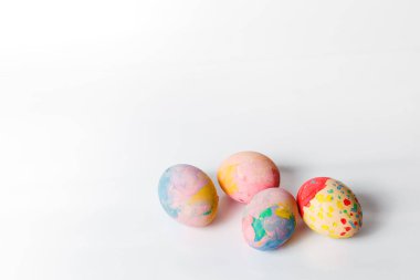 Paskalyanız kutlu olsun. Tatilde dekorasyonunuz için beyaz zemin üzerine yumurta boyanmış. Boşluğu kopyala.