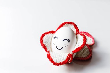 Paskalyanız kutlu olsun, Paskalya yumurtası. Tatilde dekorasyonunuz için beyaz arka planda örülü çiçek desenli güzel resim yüzlü. Boşluğu kopyala.