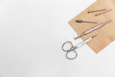 Güzellik salonu, manikür dolabı. Profesyonel manikür aletleri. Üst Manzara. Arkaplan