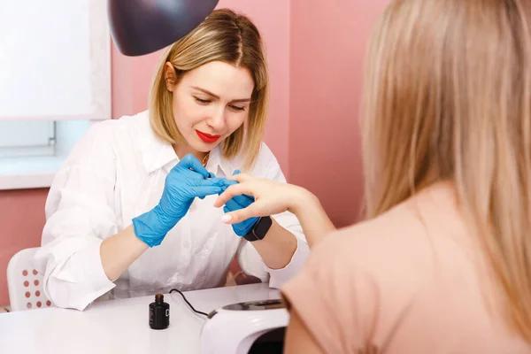 Mujer Manicura Cubre Las Uñas Con Esmalte Uñas Para Cliente — Foto de Stock