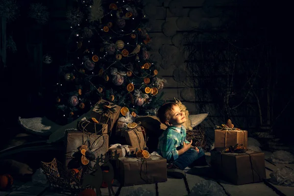 新年室内活动 快乐的小宝宝 靠近圣诞树 带着礼物和红葡萄酒 神奇的童话故事情节 — 图库照片