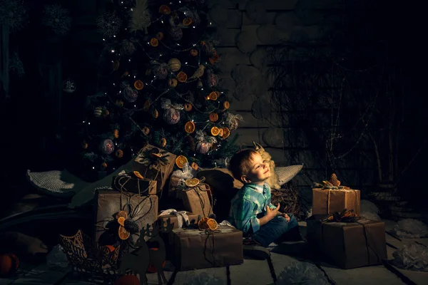 Actividad Año Nuevo Interior Bebé Joven Feliz Cerca Del Árbol —  Fotos de Stock