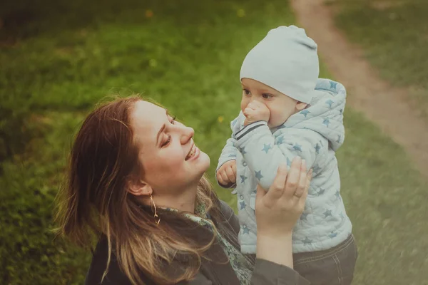 Liten Søt Baby Med Moren Utendørsplassen Mamma Holdt Sønnen Sin – stockfoto