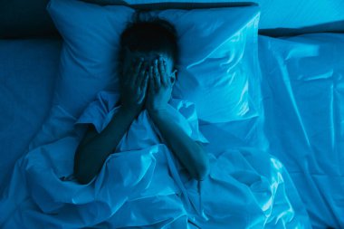 Küçük çocuk gecenin karanlığında yatağında uzanıyor ve yüzünü korkuyla kapatıyor, kabuslardan ve çocuklardaki korkunç rüyalardan korkuyor. Korku ve aile içi şiddet kavramı