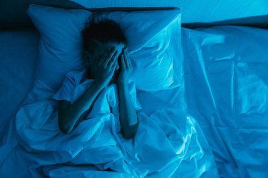 Küçük çocuk gecenin karanlığında yatağında uzanıyor ve yüzünü korkuyla kapatıyor, kabuslardan ve çocuklardaki korkunç rüyalardan korkuyor. Korku ve aile içi şiddet kavramı