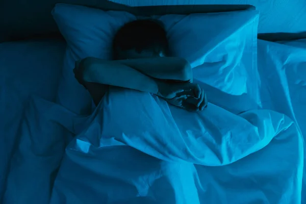 Kisfiú Fekszik Ágyban Sötét Éjszakában Fél Rémálmoktól Szörnyű Gyermeki Álmoktól Stock Kép