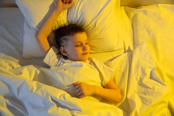 Aranyos Kisfiú Alszik Kényelmes Ágyában Reggel Sárga Napfény Alatt Reggelt Jogdíjmentes Stock Képek