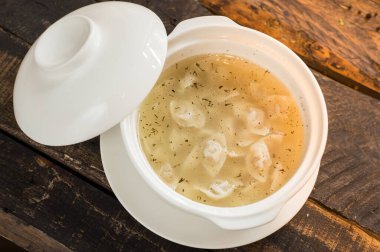 Beyaz bir tabakta köfteli çorba. Azerbaycan yemeği - Dushbar