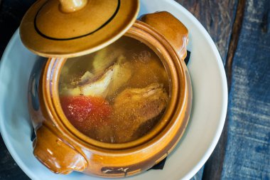 Piti, Azerbaycan ulusal kuzu çorbasıdır. Kömürlerin üzerindeki kil kapaklı tabaklarda hazırlanır..