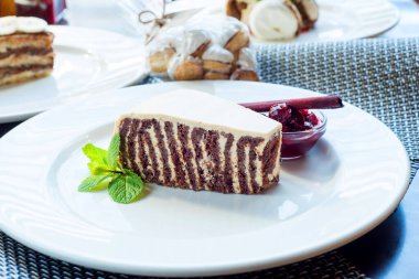 Beyaz tabakta erikli lezzetli pasta..