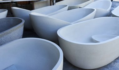 Doğal taş banyoları fabrikada yapılır. Banyo ve batma üretimi