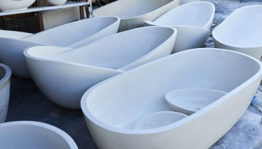 Doğal taş banyoları fabrikada yapılır. Banyo ve batma üretimi