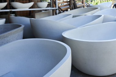 Doğal taş banyoları fabrikada yapılır. Banyo ve batma üretimi