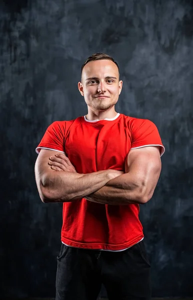 Kırmızı Tişörtlü Güçlü Elleri Olan Genç Bir Sporcu Yakın Görünüm — Stok fotoğraf