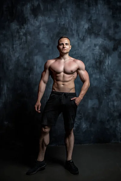 Sight Young Strong Bodybuilder Showing His Physique Black Background Nearby — Stock Photo, Image