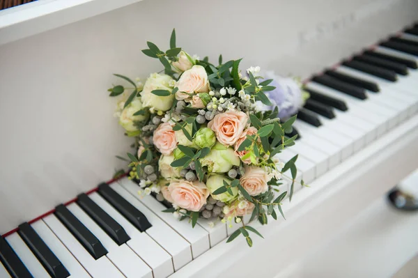 Krásná Kytice Nevěsty Leží Klávesách Bílého Piána — Stock fotografie