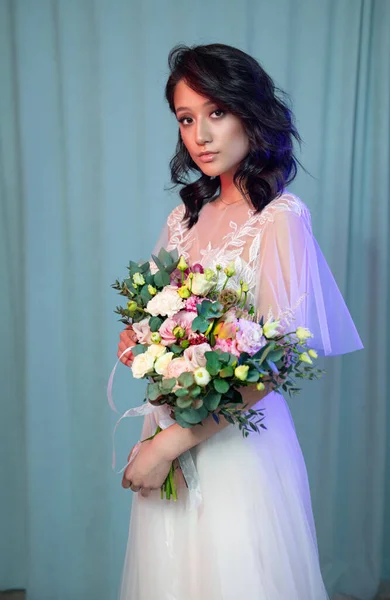 Retrato Una Novia Joven Vestido Novia Moda Con Hermoso Maquillaje — Foto de Stock