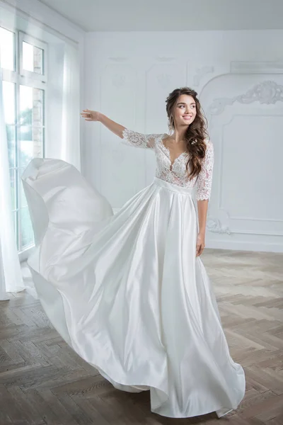 Retrato Una Novia Joven Vestido Novia Moda Con Hermoso Maquillaje — Foto de Stock