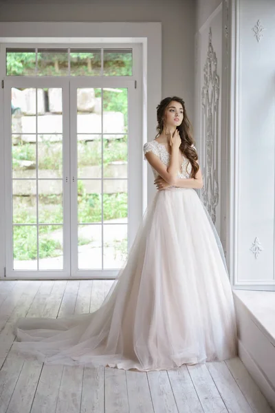 Retrato Una Novia Joven Vestido Novia Moda Con Hermoso Maquillaje — Foto de Stock