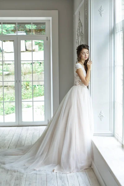 아름다운 화장과 스타일의 드레스를 신부의 실내의 사진관 매력적 — 스톡 사진