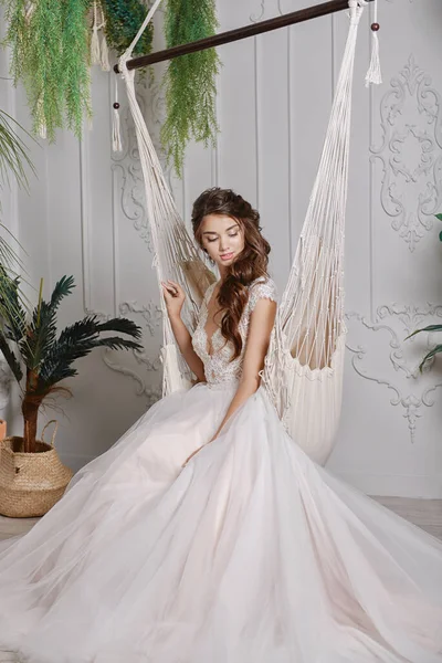 Portré Egy Fiatal Menyasszony Egy Divatos Esküvői Ruha Gyönyörű Smink — Stock Fotó
