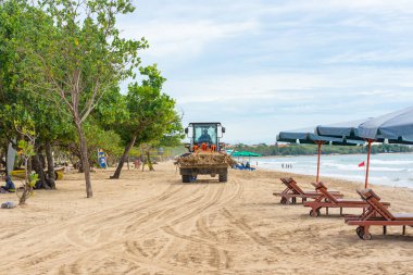 Bali, Endonezya, 04.01.2021 Fıçı, Endonezya 'nın Bali adasındaki kumlu bir sahilde çöplük. Adaların ekolojik ve çöp sorunları.