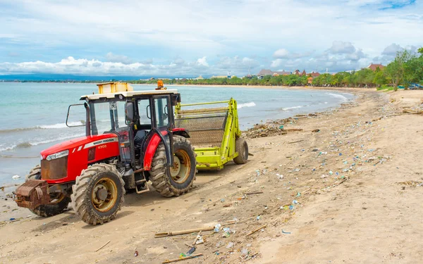 Bali Indonezja 2021 Grzebanie Śmieci Grzebanie Śmieci Piaszczystej Plaży Indonezji — Zdjęcie stockowe